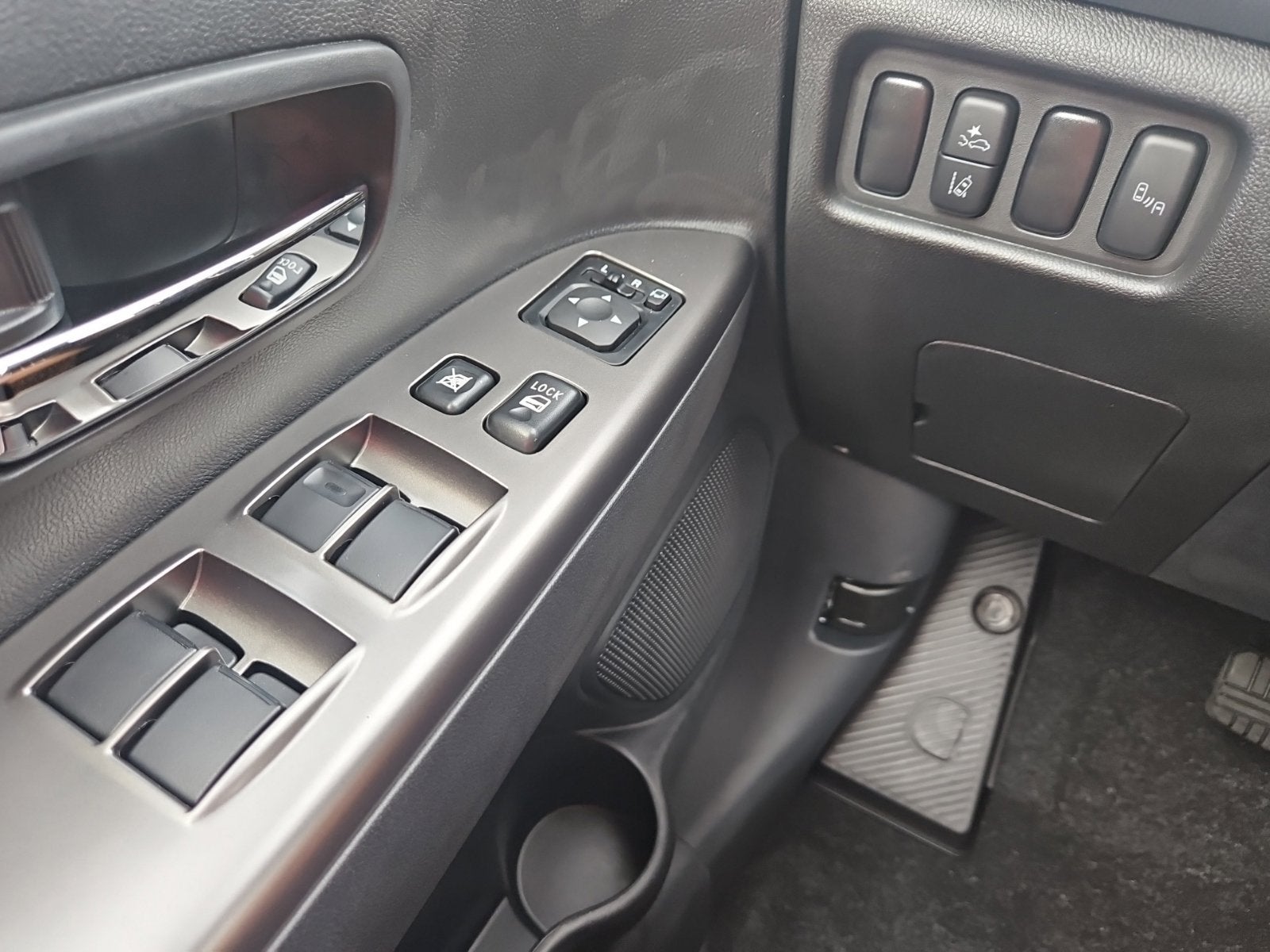 2027 Mitsubishi Outlander Sport SE