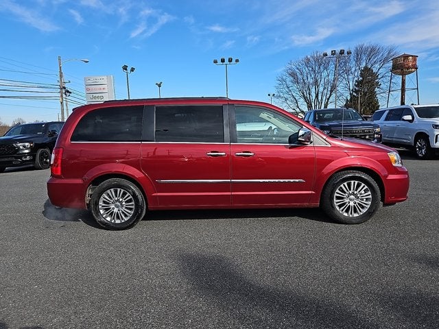 2016 Chrysler Town & Country Touring-L Anniversary Edition