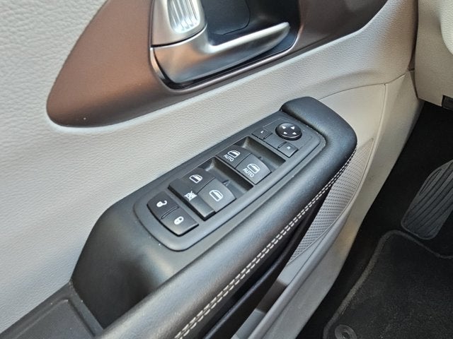 2020 Chrysler Voyager LX