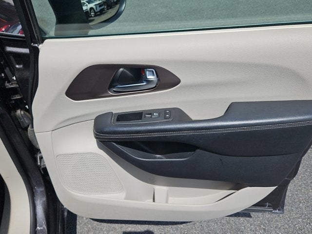 2020 Chrysler Voyager LX